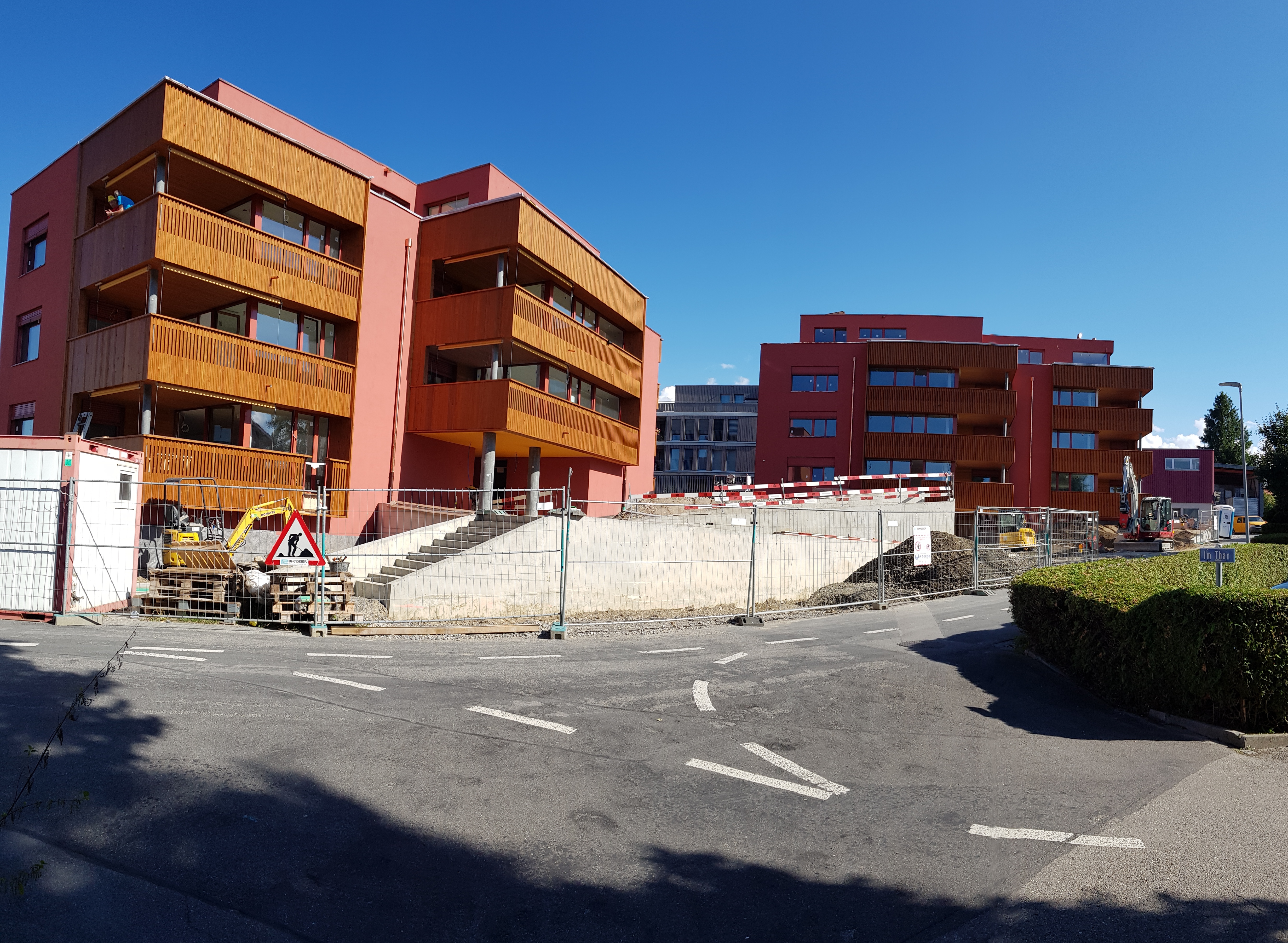 Bei dieser einzigartigen Überbauung dürfen wir unsere Fenster liefern. <br />
Verteilt auf vier Mehrfamilienhäuser verfügt die Siedlung über 16 Wohnungen.<br />
Architekt: Ductus Studio GmbH.